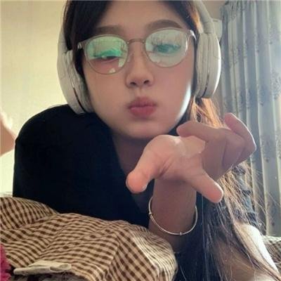 年轻女孩爱过来